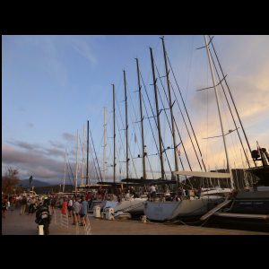 18b-003 - alle versammelt im Hafen von St Floren.JPG